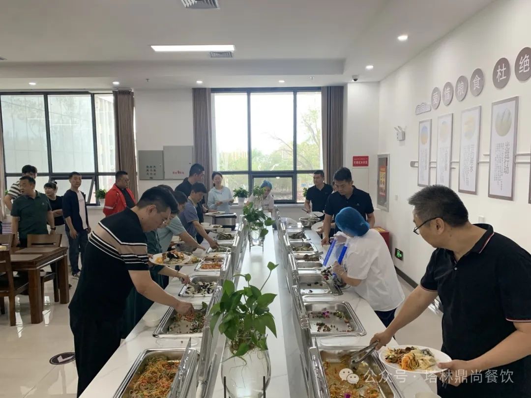 搬迁顶烈日,食堂开餐忙。